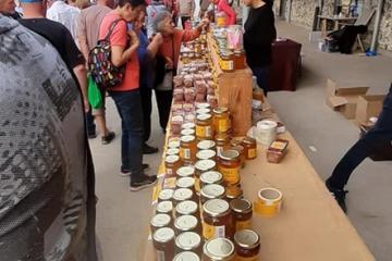 Sur le site de la nouvelle salle municipale de Pratgraussals énormément de monde et un grand succès pour la première foire au miel organisée par le syndicat des apiculteurs tarnais.