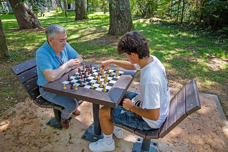 Jouer aux échecs au Parc Castelnau 