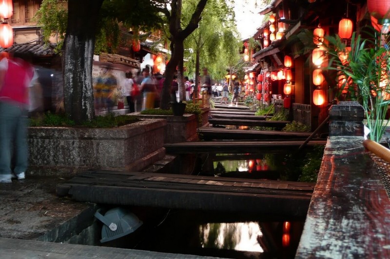 Lijiang possède 1,25 million d'habitants, dont 50 000 dans la vieille ville.
