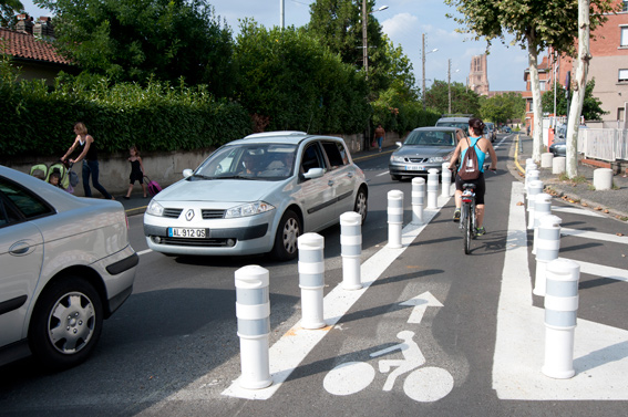 De nombreuses bandes cyclables permettent aux cyclistes de se déplacer en sécurité.