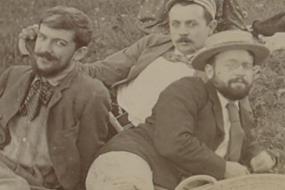 Maxime Dethomas (au centre), à Léry, milieu des années 1890, cliché d'Augustine Bulteau.