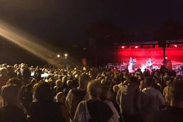 Blues et soul avec Peaches Staten  place du château devant près de 1500 personnes enthousiastes....! « Places aux artistes », 60 concerts gratuits tout l’été sur les places albigeoises
