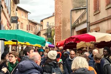 Depuis hier, le tournage du téléfilm « Meurtre à Albi » a débuté dans les rues de notre ville..., et notamment, autour du marché couvert ce matin....🎥