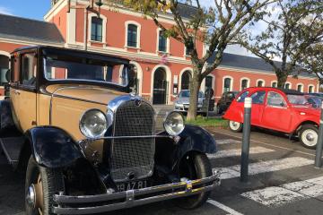 Pour le plaisir des yeux des passionnés et des badauds, nombreuses voitures anciennes exposées ce dimanche devant la gare d'#Albi par les adhérents de l'association Tarn Rétro Club.