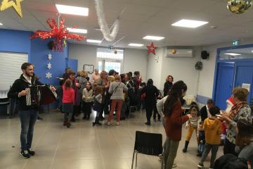 Plus de 40 enfants présents pour le goûter de Noël, avec spectacle de magicien, organisé par le comité de quartier à la maison de quartier de Rudel.