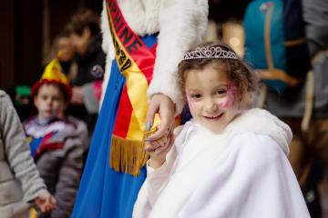 Énormément de monde au « Carnaval des Enfants » cet après midi..... Beaucoup de beaux costumes, de sourires et de regards pétillants devant le spectacle et les crêpes!!!!
