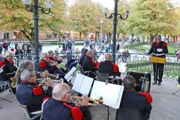 Concert de la Musique départementale des sapeurs pompiers du Tarn sous le kiosque du jardin national, dans le cadre des commémorations du centenaire..
