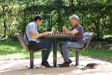 Jouer aux échecs au Parc Castelnau