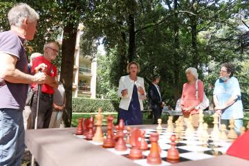 Jouer aux échecs au Parc Castelnau