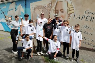 Chantiers loisirs jeunes avec la réalisation de la fresque murale sur le quartier de Veyrieres. 