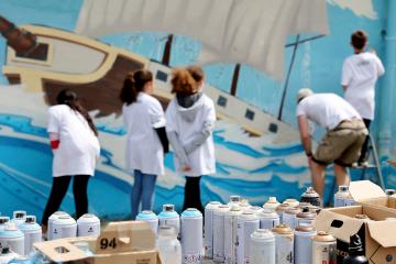 Chantiers loisirs jeunes avec la réalisation de la fresque murale sur le quartier de Veyrieres. 