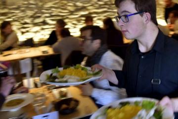 À Nantes, le premier restaurant avec des serveurs trisomiques a ouvert ses portes