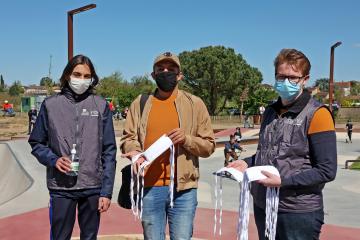 De jeunes citoyens mobilisés par la Ville se rendent volontaires pour distribuer des masques et du gel hydroalcoolique aux jeunes et aux parents.