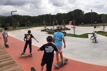 Démo pusher avec Anthony Lopez professionnel de skateboard  originaire d' albi au skatepark de Pratgraussals avec l'association du skate club albigeois. Anthony lopez a contribué à la conception du skatepark du haut de ses 15  ans de pratique à très haut niveau.